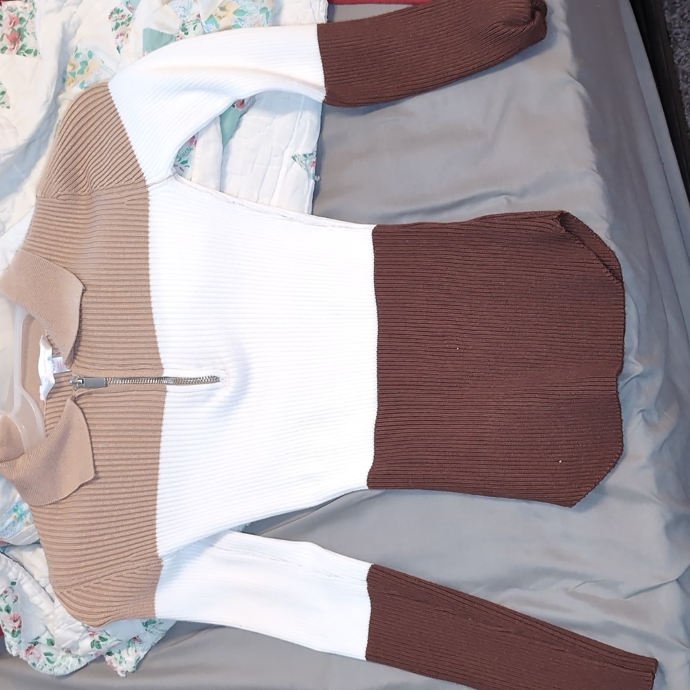 Stretchy zip top
